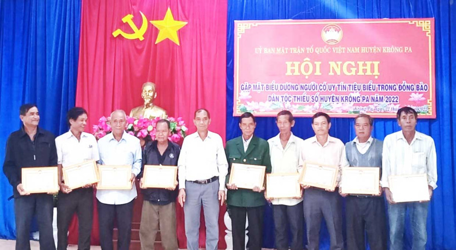 Ủy ban MTTQ Việt Nam huyện Krông Pa tặng giấy khen cho người có uy tín tiêu biểu. Ảnh: Lê Đại  Ủy ban MTTQ Việt Nam huyện Krông Pa tặng giấy khen cho người có uy tín tiêu biểu. Ảnh: Lê Đại