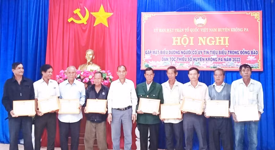  Ủy ban MTTQ Việt Nam huyện Krông Pa tặng giấy khen cho người có uy tín tiêu biểu. Ảnh: Lê Đại