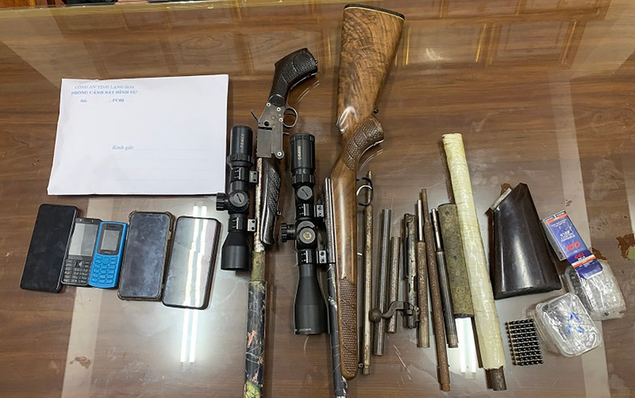 Nhiều súng đạn cùng tang vật bị thu giữ. Ảnh: Việt Dũng Nhiều súng đạn cùng tang vật bị thu giữ. Ảnh: Việt Dũng