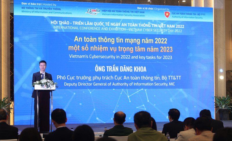 Phó Cục trưởng phụ trách Cục An toàn thông tin Trần Đăng Khoa báo cáo về tình hình An toàn thông tin Việt Nam năm 2022 và một số nhiệm vụ trọng tâm năm 2023.