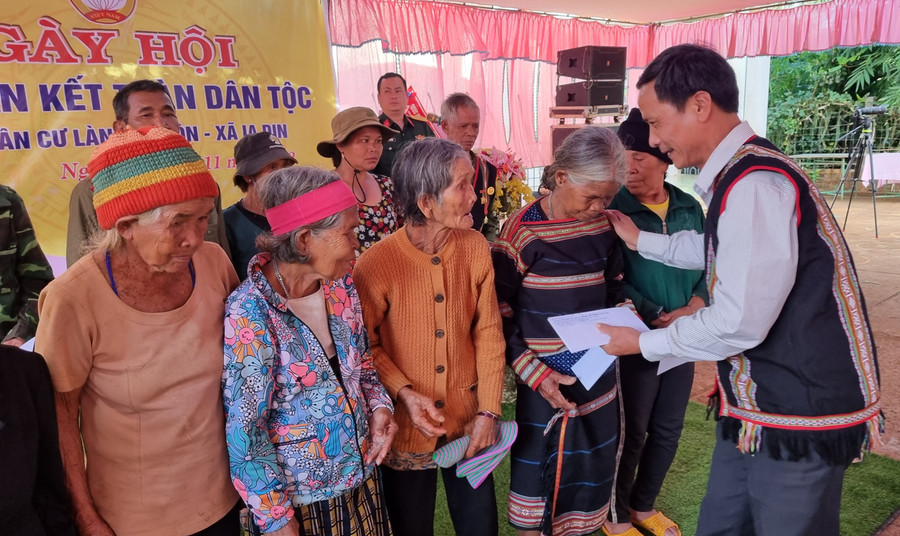 Ông Nguyễn Như Trình-Trưởng Ban Quản lý Khu kinh tế tỉnh trao quà cho các gia đình chính sách tại làng Al Gôn. Ảnh: Hà Phương