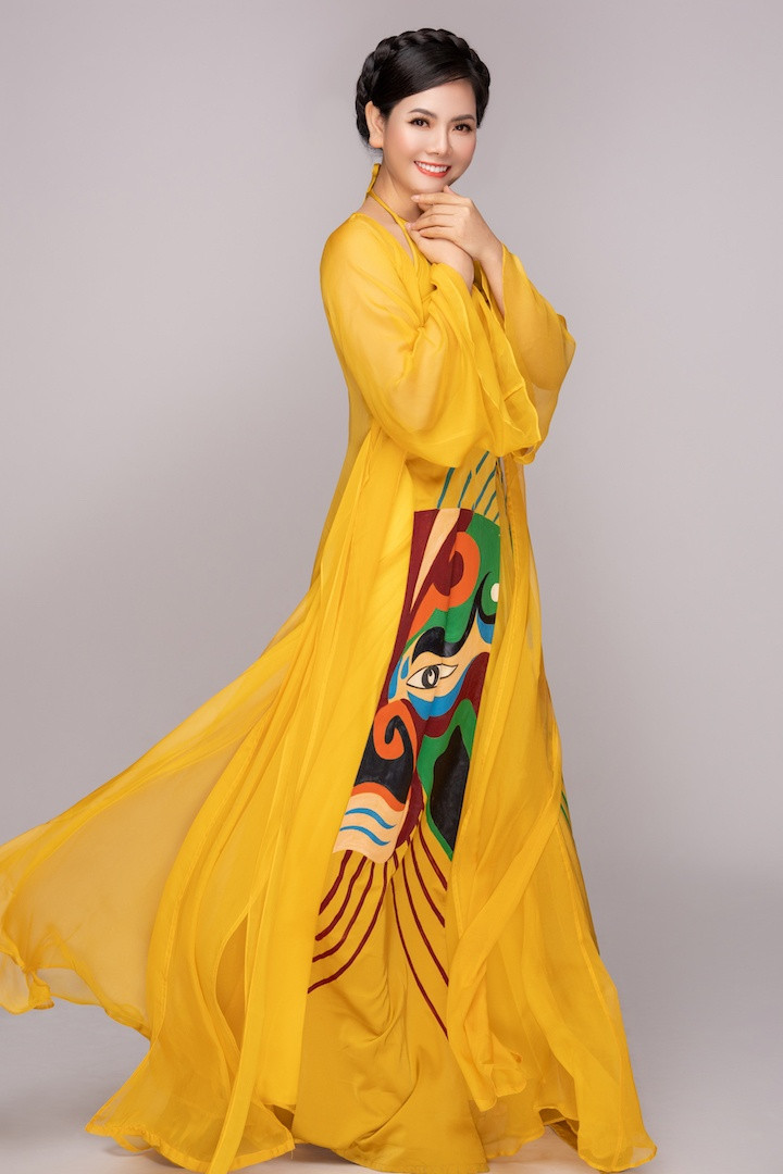 Nữ ca sĩ gốc Bắc Giang với khuôn mặt xinh đẹp, thần thái bay bổng, nhan sắc tươi trẻ, qua bàn tay hóa trang của chuyên gia Bích Ngọc đã chứng minh câu ví "đẹp như tiên" mà đàn anh NSƯT Việt Hoàn đã khen tặng cô trong buổi họp báo giới thiệu liveshow Tự tình quê hương. Ảnh: Luke Nguyễn Nữ ca sĩ gốc Bắc Giang với khuôn mặt xinh đẹp, thần thái bay bổng, nhan sắc tươi trẻ, qua bàn tay hóa trang của chuyên gia Bích Ngọc đã chứng minh câu ví