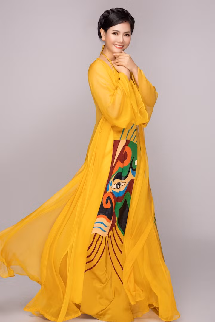 Nữ ca sĩ gốc Bắc Giang với khuôn mặt xinh đẹp, thần thái bay bổng, nhan sắc tươi trẻ, qua bàn tay hóa trang của chuyên gia Bích Ngọc đã chứng minh câu ví 