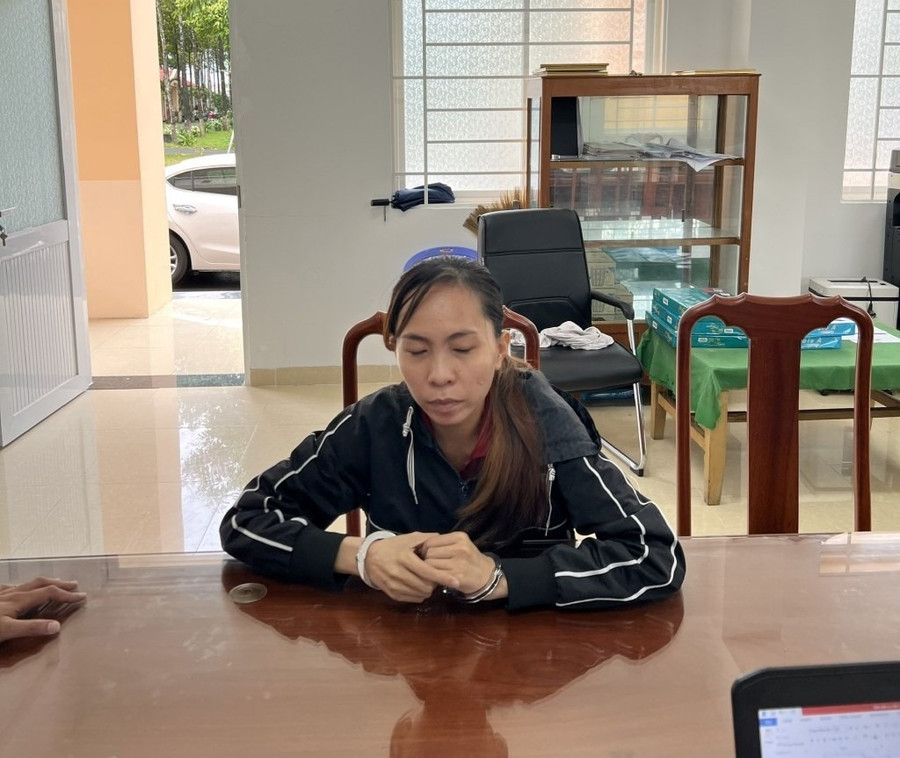 Đối tượng mua bán trẻ sơ sinh bị công an bắt giữ. Đối tượng mua bán trẻ sơ sinh bị công an bắt giữ.