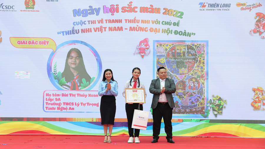 Ban tổ chức trao giải đặc biệt cho nữ sinh lớp 9 ở Nghệ An. Ảnh: Nhật Nam