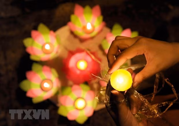 Lễ Tưởng niệm nạn nhân tử vong do tai nạn giao thông năm 2022, diễn ra vào tối 19/11. Ảnh: An Hiếu/TTXVN