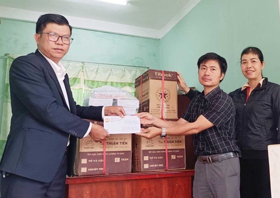 Thầy Phan Ngọc Duy (bìa trái) trao vở và tiền mặt vận động từ các Mạnh Thường Quân cho Trường Tiểu học và THCS Trần Hưng Đạo (xã Ia Rong, huyện Chư Pưh). Ảnh: N.D  Thầy Phan Ngọc Duy (bìa trái) trao vở và tiền mặt vận động từ các Mạnh Thường Quân cho Trường Tiểu học và THCS Trần Hưng Đạo (xã Ia Rong, huyện Chư Pưh). Ảnh: N.D