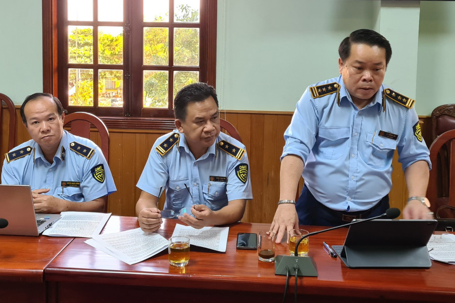 Lãnh đạo Cục Quản lý Thị trường tỉnh nêu ý kiến tại cuộc họp. Ảnh: Ngọc Sang Lãnh đạo Cục Quản lý Thị trường tỉnh nêu ý kiến tại cuộc họp. Ảnh: Ngọc Sang