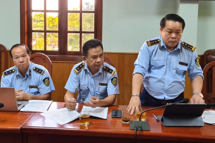 Lãnh đạo Cục Quản lý Thị trường tỉnh nêu ý kiến tại cuộc họp. Ảnh: Ngọc Sang