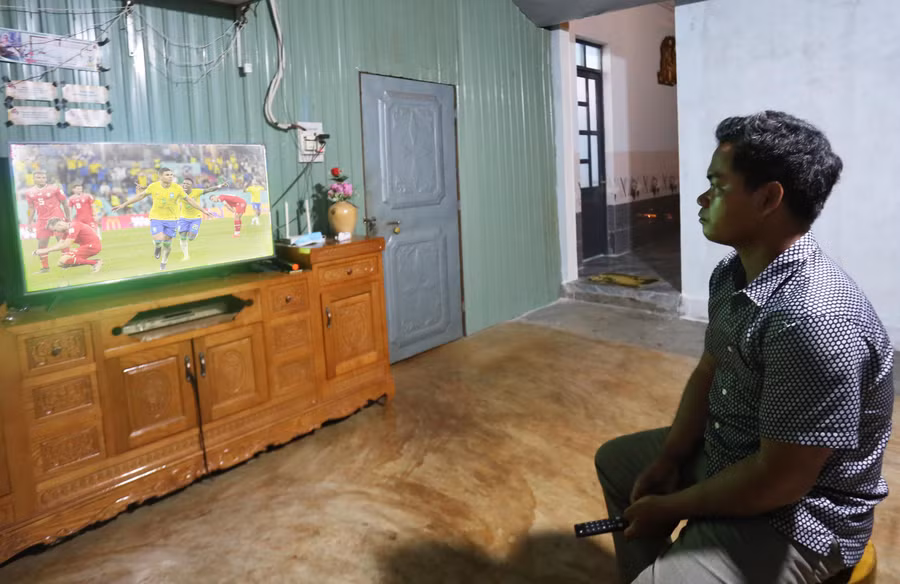 Anh Pyưi thường xem bóng đá một mình giữa đêm Ảnh: Lê Văn Ngọc