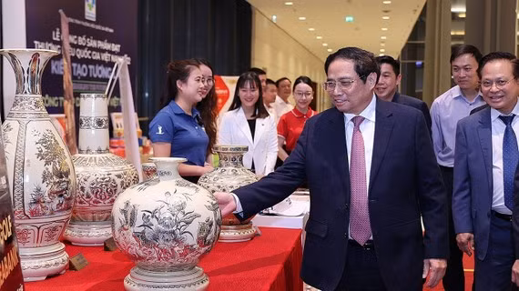 Thủ tướng Phạm Minh Chính tham quan trưng bày sản phẩm được công nhận Thương hiệu quốc gia Việt Nam năm 2022