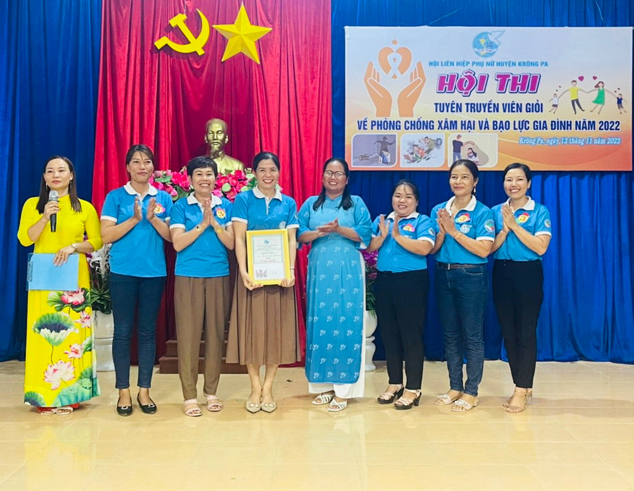 Ban tổ chức trao giải nhất cho Hội LHPN thị trấn Phú Túc.Ảnh: Vũ Chi