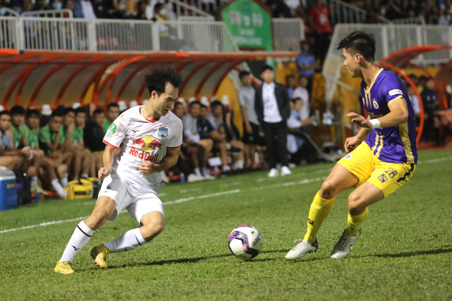 HAGL (trái) dù cầm nhiều bóng nhưng tấn công không hiệu quả. Ảnh: Văn Ngọc