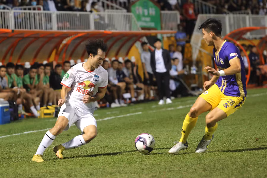 HAGL (trái) dù cầm nhiều bóng nhưng tấn công không hiệu quả. Ảnh: Văn Ngọc