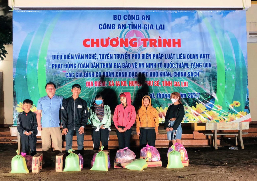 Trao quà cho các gia đình chính sách có hoàn cảnh khó khăn. Ảnh: Mỹ Đức