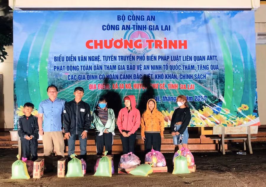 Trao quà cho các gia đình chính sách có hoàn cảnh khó khăn. Ảnh: Mỹ Đức