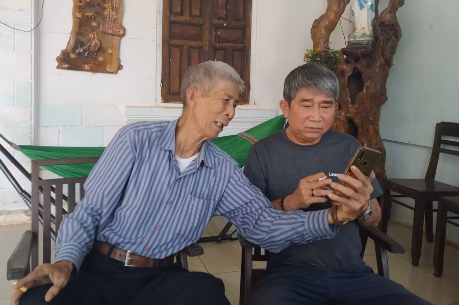 Ông Nguyễn Bá Sạch (bìa trái) và người em trai-thế hệ thứ 2 khai phá vùng đất Tiên Sơn. Ảnh: Ngọc Tấn