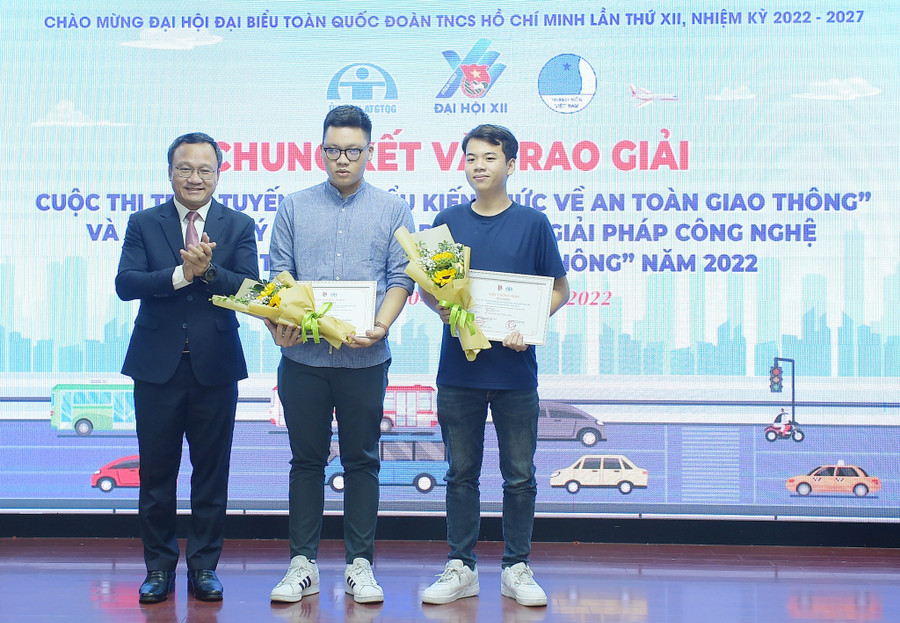 Ông Khuất Việt Hùng Phó chủ nhiệm Uỷ ban ATGT quốc gia trao giải nhất cho thí sinh có ý tưởng xuất sắc Cuộc thi “Ý tưởng ứng dụng các giải pháp công nghệ đảm bảo trật tự an toàn giao thông