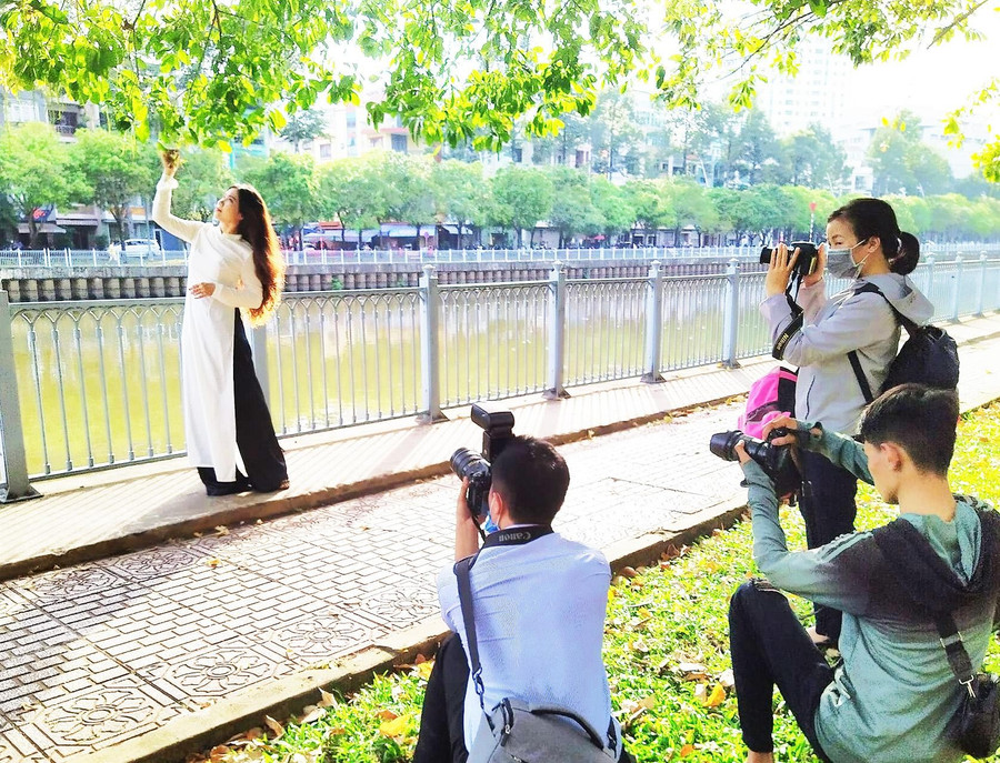 Chụp ảnh thu vàng bên dòng kênh Chụp ảnh thu vàng bên dòng kênh