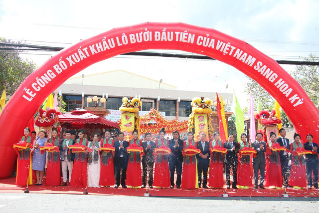 Lễ cắt băng công bố xuất khẩu lô bưởi đầu tiên của Việt Nam sang Hoa Kỳ. Ảnh: TTXVN