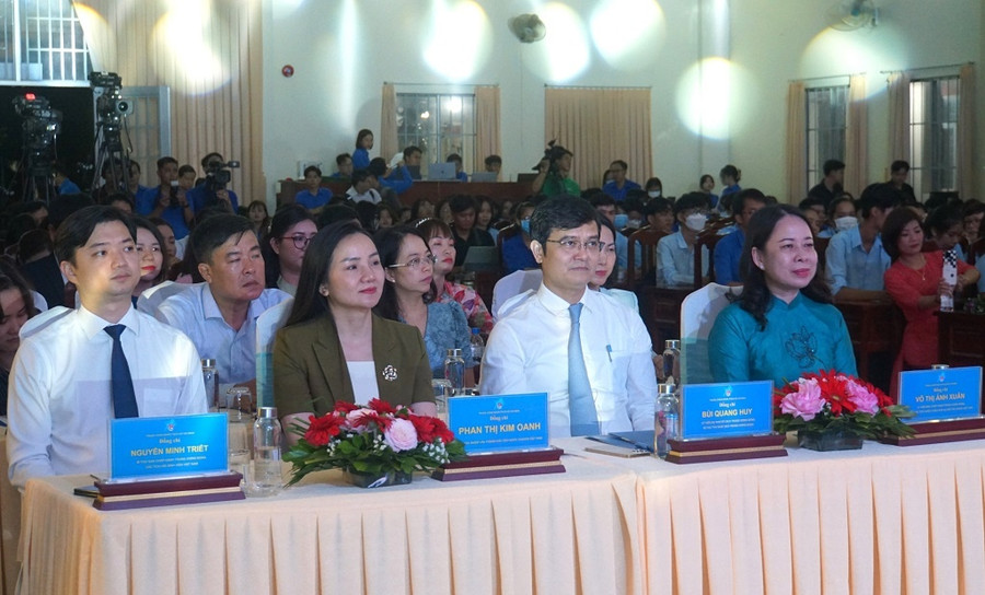 Phó chủ tịch nước Võ Thị Ánh Xuân; anh Bùi Quang Huy, Ủy viên dự khuyết T.Ư Đảng, Bí thư thứ nhất T.Ư Đoàn; bà Phan Thị Kim Oanh, Phó chủ nhiệm Văn phòng Chủ tịch nước và anh Nguyễn Minh Triết, Bí thư T.Ư Đoàn (từ phải sang trái) tại lễ tuyên dương