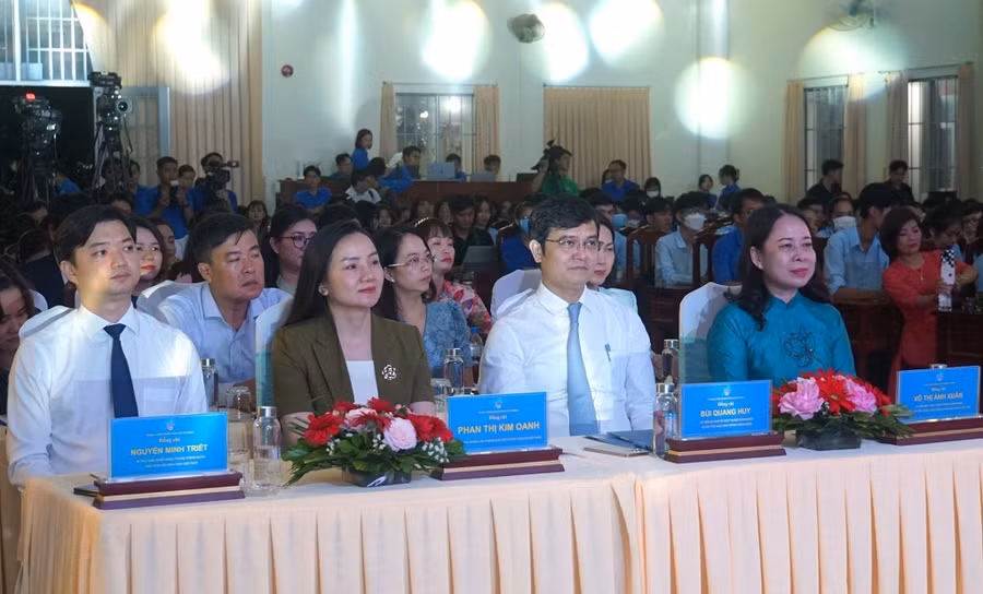 Phó chủ tịch nước Võ Thị Ánh Xuân; anh Bùi Quang Huy, Ủy viên dự khuyết T.Ư Đảng, Bí thư thứ nhất T.Ư Đoàn; bà Phan Thị Kim Oanh, Phó chủ nhiệm Văn phòng Chủ tịch nước và anh Nguyễn Minh Triết, Bí thư T.Ư Đoàn (từ phải sang trái) tại lễ tuyên dương