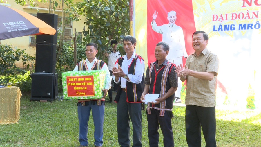 Thay mặt Tỉnh ủy, HĐND, UBND, Ủy ban MTTQ Việt Nam tỉnh, đồng chí Thái Thanh Bình đã tặng quà cho Nhân dân và cán bộ làng Mrông Ngó 3. Ảnh Hồng Thương