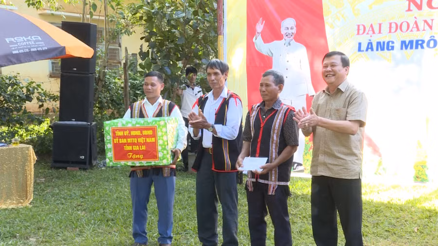 Thay mặt Tỉnh ủy, HĐND, UBND, Ủy ban MTTQ Việt Nam tỉnh, đồng chí Thái Thanh Bình đã tặng quà cho Nhân dân và cán bộ làng Mrông Ngó 3. Ảnh Hồng Thương