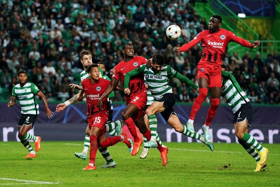 Frankfurt (áo đỏ) đoạt tấm vé còn lại của bảng D vào vòng 1/8. Ảnh: UEFA