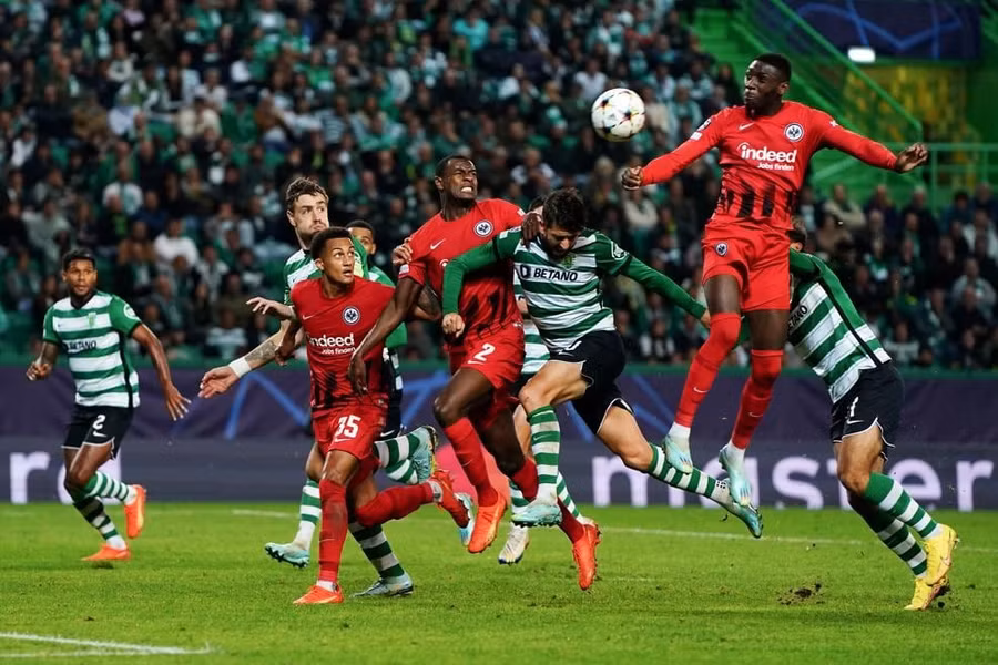 Frankfurt (áo đỏ) đoạt tấm vé còn lại của bảng D vào vòng 1/8. Ảnh: UEFA