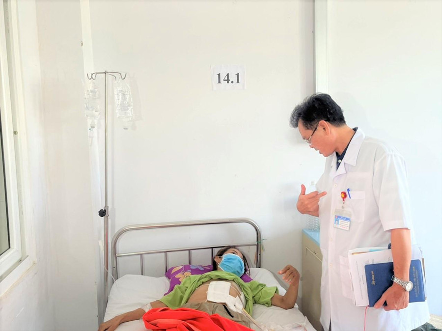 Bác sĩ CKII Phạm Hồng Lâm, Trưởng Khoa truyền nhiễm Bệnh viện Đa khoa vùng Tây Nguyên thăm khám sức khoẻ cho bệnh nhân mắc bệnh Withmore.