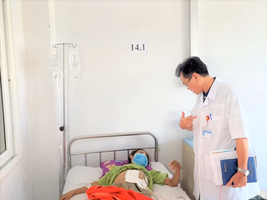 Bác sĩ CKII Phạm Hồng Lâm, Trưởng Khoa truyền nhiễm Bệnh viện Đa khoa vùng Tây Nguyên thăm khám sức khoẻ cho bệnh nhân mắc bệnh Withmore.