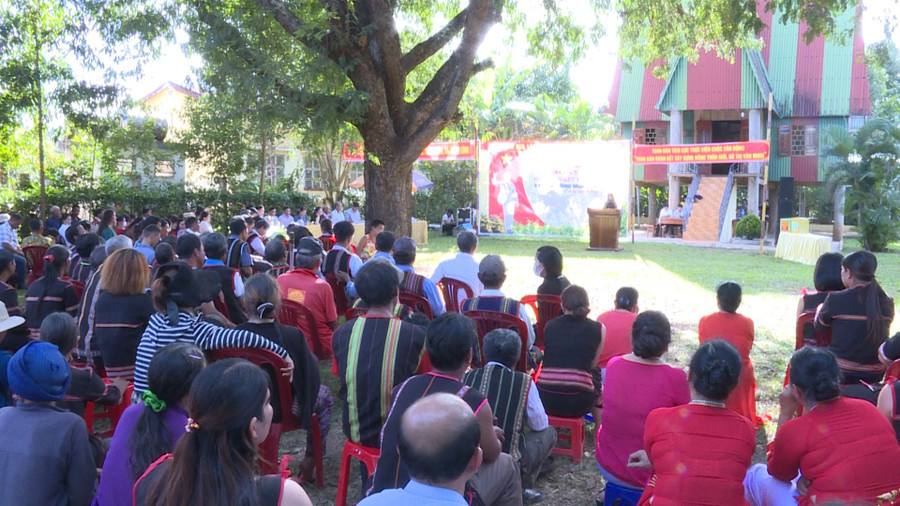 Đông đảo người dân làng Mrông Ngó 3 về dự ngày hội đại đoàn kết. Ảnh Hồng Thương