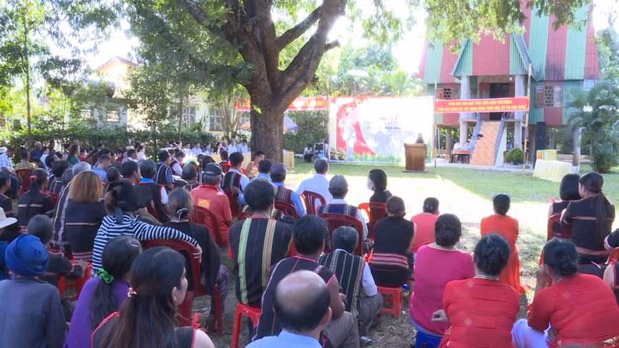 Đông đảo người dân làng Mrông Ngó 3 về dự ngày hội đại đoàn kết. Ảnh Hồng Thương