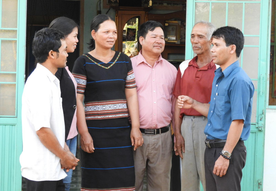 Cán bộ Mặt trận các làng dân tộc thiểu số xã Hà Bầu huyện Đak Đoa nghe Bí thư Đảng ủy xã Y Bren (bìa phải) trao đổi về công tác tuyên truyền xây dựng nông thôn mới nâng cao. Ảnh: Thanh Nhật