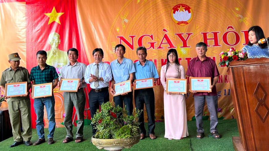 Ủy ban MTTQ Việt Nam phường An Phú (thị xã An Khê) tặng giấy khen cho các gia đình tiêu biểu ở tổ dân phố 15 có thành thích xuất sắc trong cuộc vận động “Toàn dân đoàn kết xây dựng nông thôn mới, đô thị văn minh” năm 2022. Ảnh: Đinh Yến