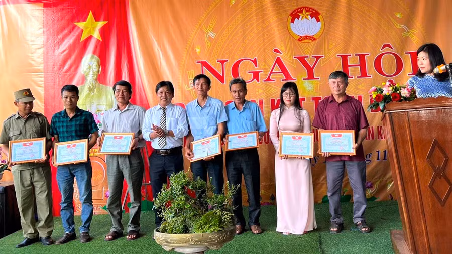 Ủy ban MTTQ Việt Nam phường An Phú (thị xã An Khê) tặng giấy khen cho các gia đình tiêu biểu ở tổ dân phố 15 có thành thích xuất sắc trong cuộc vận động “Toàn dân đoàn kết xây dựng nông thôn mới, đô thị văn minh” năm 2022. Ảnh: Đinh Yến