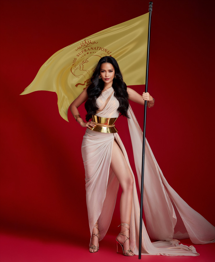 Trong hình ảnh quảng bá Hoa hậu Siêu Quốc gia Việt Nam 2022, Ngọc Châu hóa thân thành nữ thần quyến rũ nhưng ẩn sâu bên trong là nội lực mạnh mẽ, ánh mắt sắc sảo và kiên cường. Diện trang phục xẻ cao, Hoa hậu Ngọc Châu khéo khoe đôi chân thon dài và lợi thế về ngoại hình. Tại Miss Supranational 2018, Ngọc Châu giành danh hiệu Miss Supranational Asia cùng thành tích Top 10 chung cuộc, hiện Ngọc Châu là đại sứ của Hoa hậu Siêu Quốc gia Việt Nam 2022. Ảnh: NSCC.