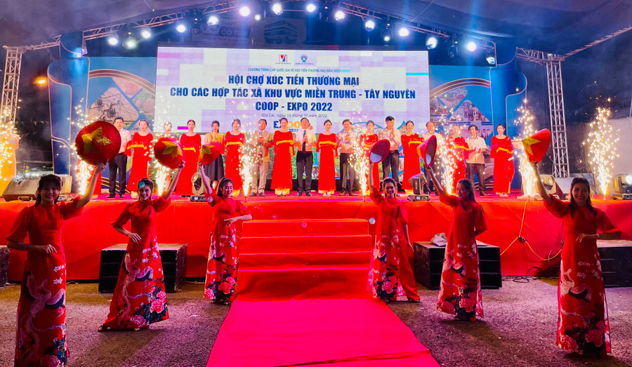 Các đại biểu cắt băng khai mạc Hội chợ Xúc tiến thương mại cho các Hợp tác xã khu vực miền Trung-Tây Nguyên Coop-Expo 2022. Ảnh: Vũ Thảo Các đại biểu cắt băng khai mạc Hội chợ Xúc tiến thương mại cho các Hợp tác xã khu vực miền Trung-Tây Nguyên Coop-Expo 2022