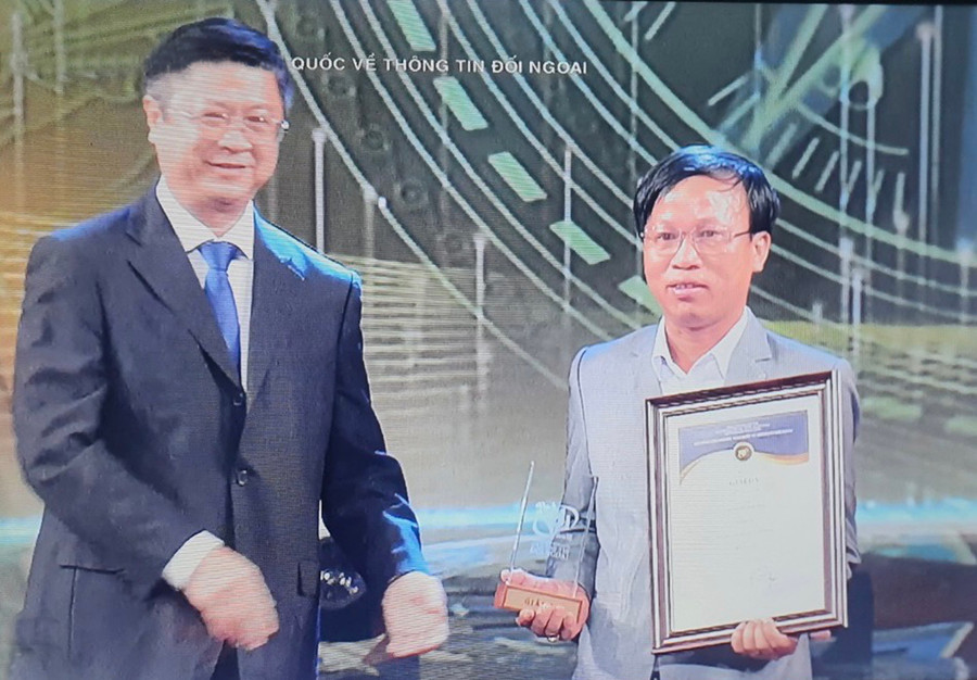 Ban Tổ chức trao giải Ba cho tác giả Nguyễn Vĩnh Hoàng-Báo Gia Lai. Ảnh: Thiên Thanh Ban Tổ chức trao giải Ba cho tác giả Nguyễn Vĩnh Hoàng-Báo Gia Lai. Ảnh: Thiên Thanh