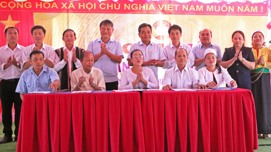 Lãnh đạo tỉnh, huyện Chư Prông và xã Ia Lâu chứng kiến ký kết giao ước thi đua của thôn Hòa Bình tại Ngày hội đại đoàn kết toàn dân tộc. Ảnh: Quang Tấn