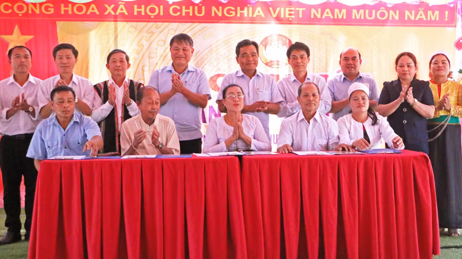 Lãnh đạo tỉnh, huyện Chư Prông và xã Ia Lâu chứng kiến ký kết giao ước thi đua của thôn Hòa Bình tại Ngày hội đại đoàn kết toàn dân tộc. Ảnh: Quang Tấn