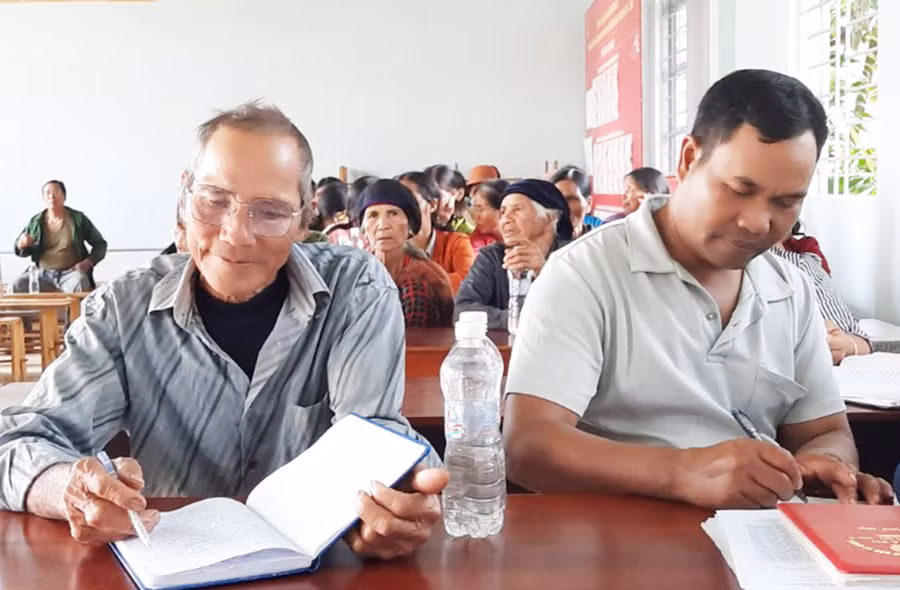  Già làng Mên cùng cán bộ thôn thường xuyên tổ chức các buổi họp làng để nắm bắt tâm tư, nguyện vọng của người dân. Ảnh: Phương Thúy