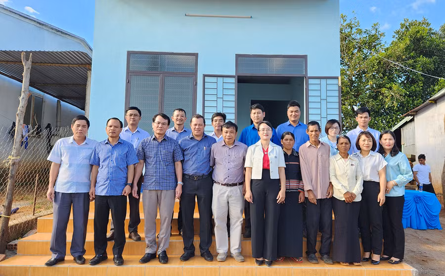 Bí thư Thành ủy cùng đại diện các ban ngành đoàn thể chụp hình lưu niệm cùng các hộ được trao nhà trên địa bàn phường Chi Lăng. Ảnh: Bá Bính