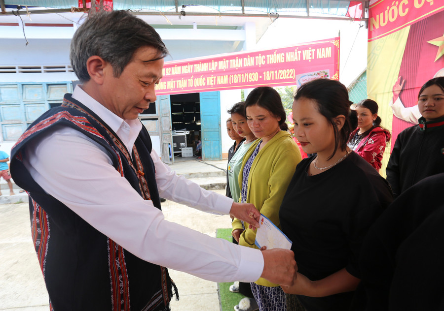 Đồng chí Huỳnh Thế Mạnh trao 20 phần quà cho các hộ nghèo Ảnh: Văn Ngọc