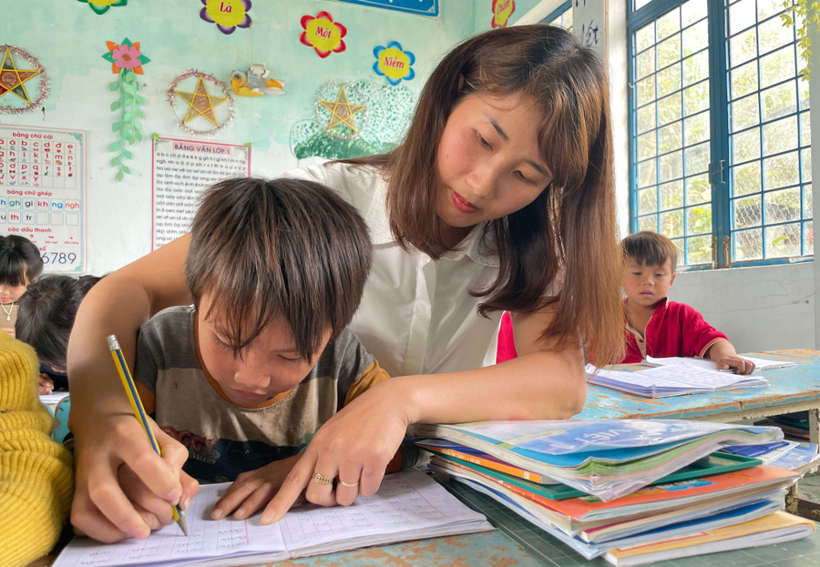  Cô giáo Bùi Thị Trắc trên lớp học. Ảnh: T.L