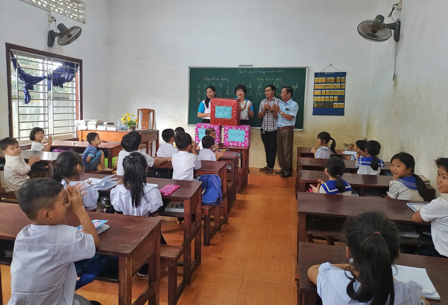 Đoàn công tác tặng quà cho lớp học của con em người Việt tại tỉnh Rattanakiri. Ảnh Minh Châu