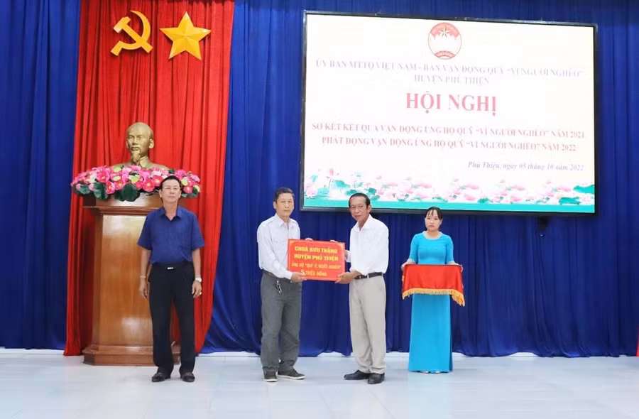 Nhiều tổ chức, cá nhân tham gia ủng hộ Quỹ “Vì người nghèo” huyện Phú Thiện. Ảnh: Vũ Chi