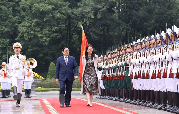 Thủ tướng Phạm Minh Chính và Thủ tướng New Zealand Jacinda Ardern duyệt đội danh dự Quân đội nhân dân Việt Nam. (Ảnh: Dương Giang/TTXVN)