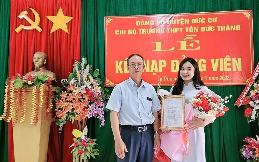 Chi bộ Trường THPT Tôn Đức Thắng luôn quan tâm phát triển đảng viên mới trong học sinh. Ảnh: Minh Châu